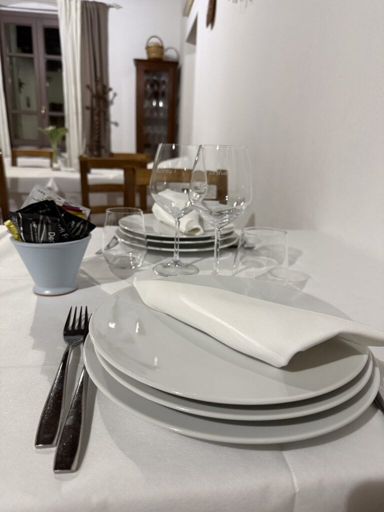 mit viel Herz gedeckte Tische im Farras in Siddi