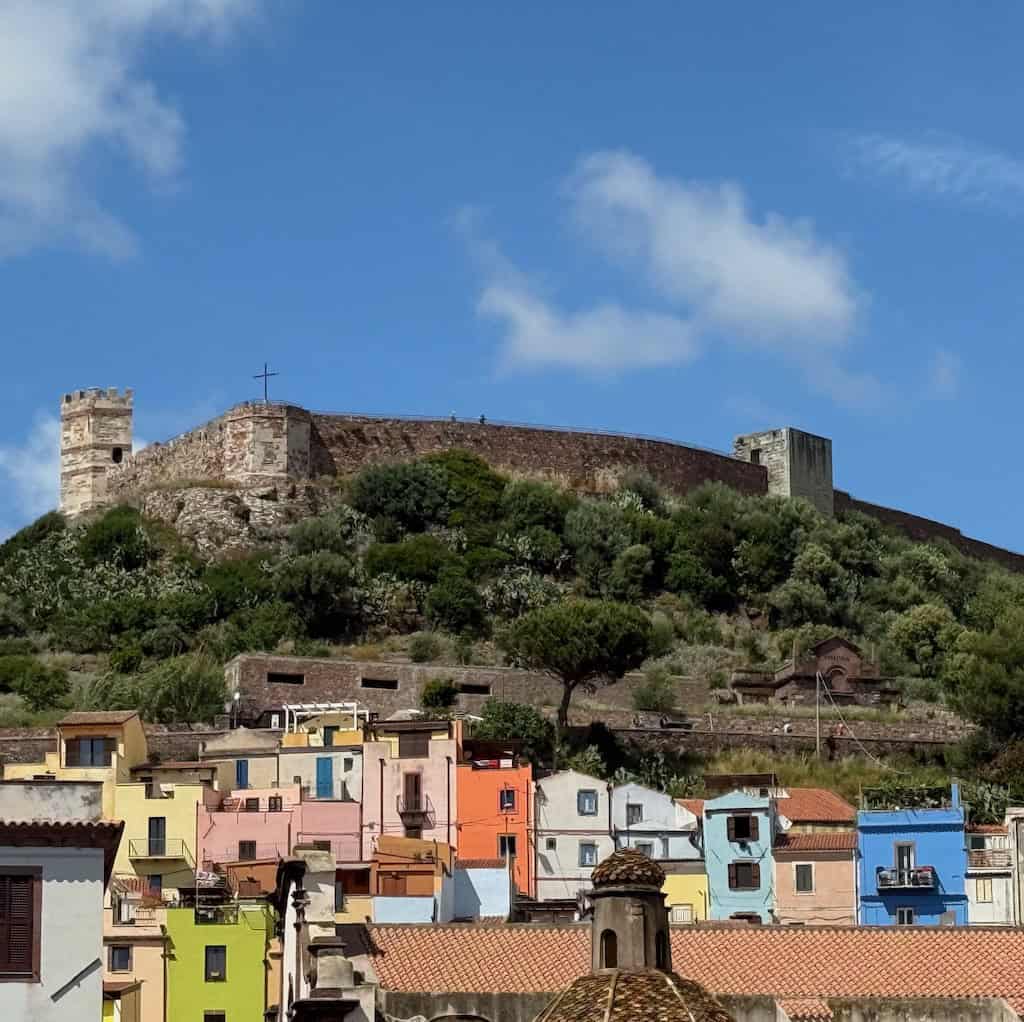 Ansicht von Bosa, farbige Stadt mit Castello