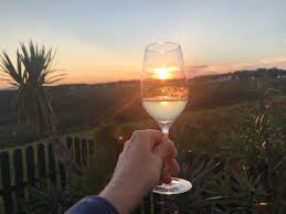 Weinglas im Sonnenuntergang